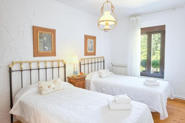 Albergue La Morena hotel bedroom twin