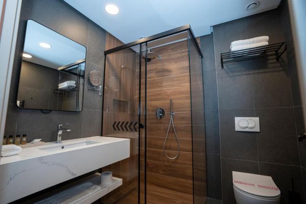 Hotel Mozart Bathroom