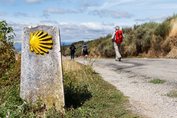 Camino-de-Santiago-Marker-and-Pilgrims-on-a-Rural-Road