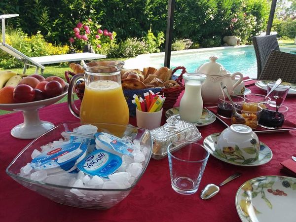Chambres d'hôtes Les Iris Breakfast at the Pool