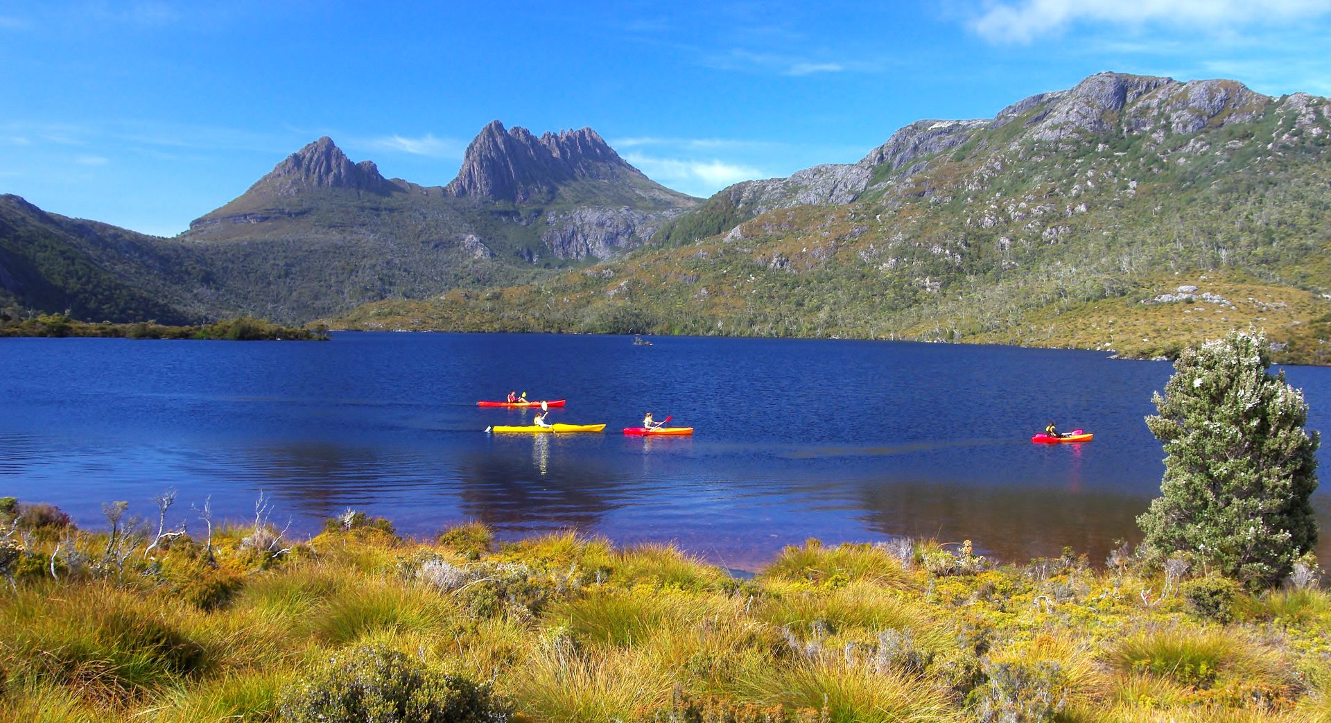 Kayaking-on-Dove-Lake-beneath-Cradle-Mountain