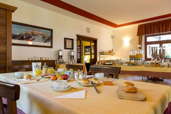 Crampon-Hotel-breakfast