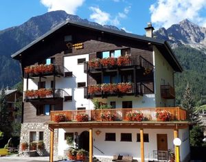 Crampon-Hotel exterior small