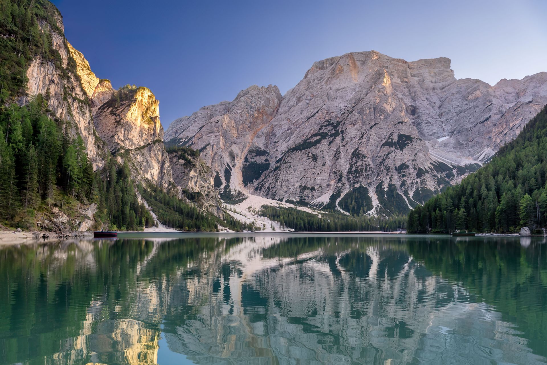 Golden-Light-Reflection-on-lake-Braies-in-Dolomites-mountains