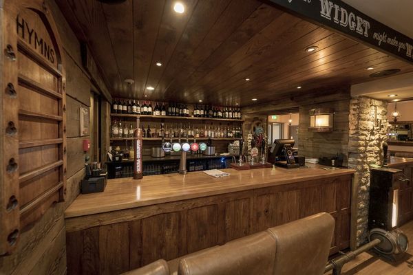 Greyhound hotel shap bar