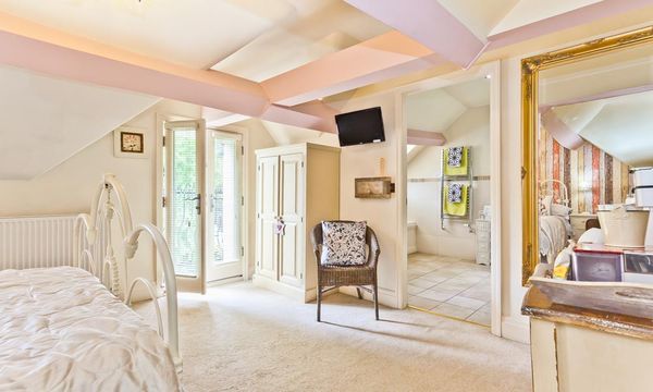 Heidis-Grasmere-Lodge-Room-and-bathroom