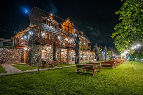 Hotel Alpet Front-view