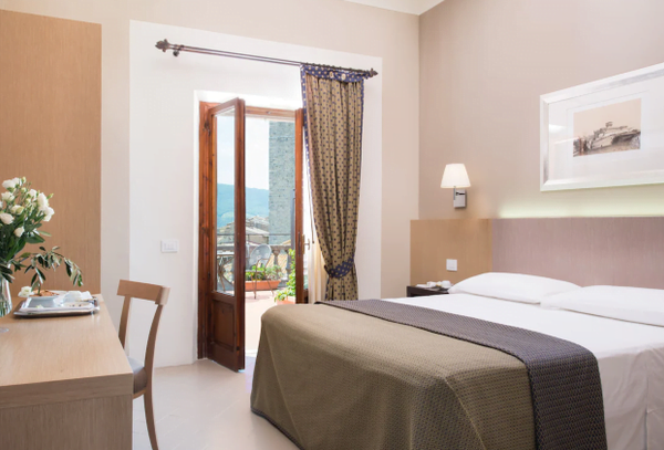 Hotel La Cisterna bedroom