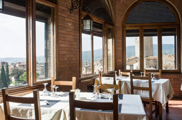 Hotel La Cisterna dining room