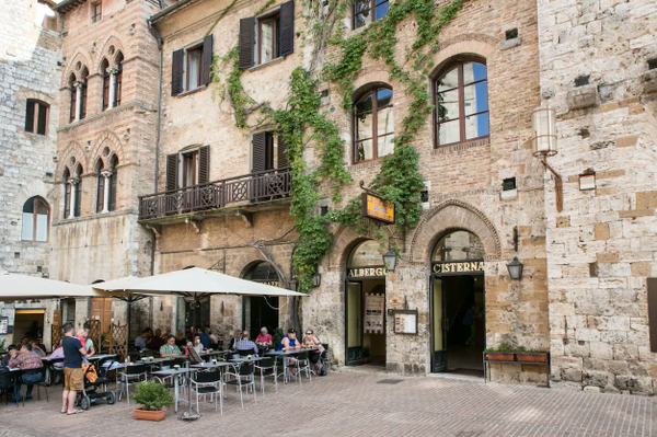 Hotel La Cisterna exterior