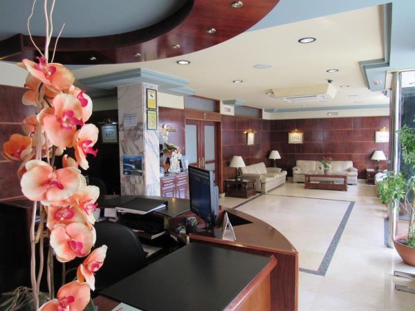 Hotel Virgen del Camino reception