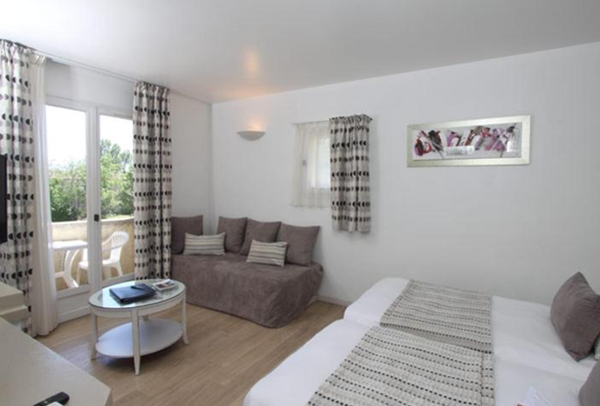 LE CASTELET DES ALPILLES 1 room