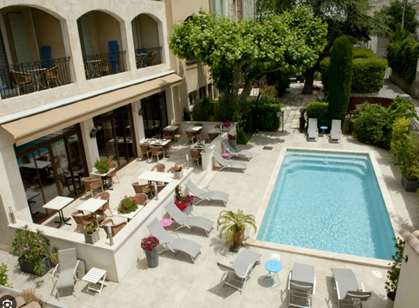 LE CASTELET DES ALPILLES OUTSIDE FOOD