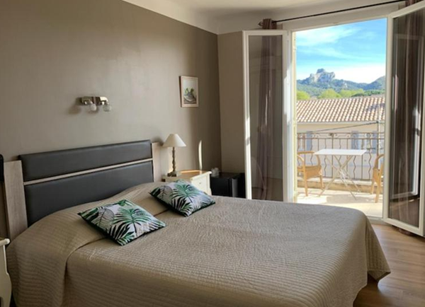 LE CASTELET DES ALPILLES OUTSIDE FOOD