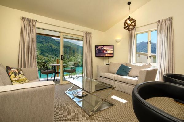 Living-area-Albatross-suite