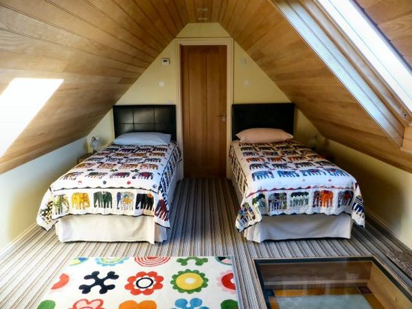 Loft-Twin-Room-Green-Howe