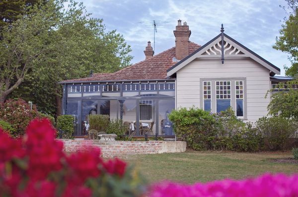 Pins on lurline outside