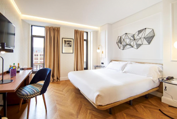 The Sercotel Alfonso V Hotel bedrrom