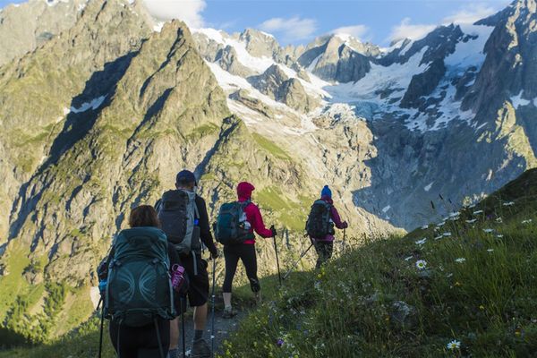 Walkers near refuge Walter Bonatti on the TMB