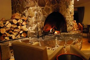 cradle-mountain-lodge-dining-room-fireplace-