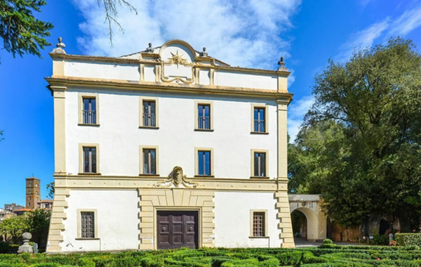 notti d'oriente sutri outside