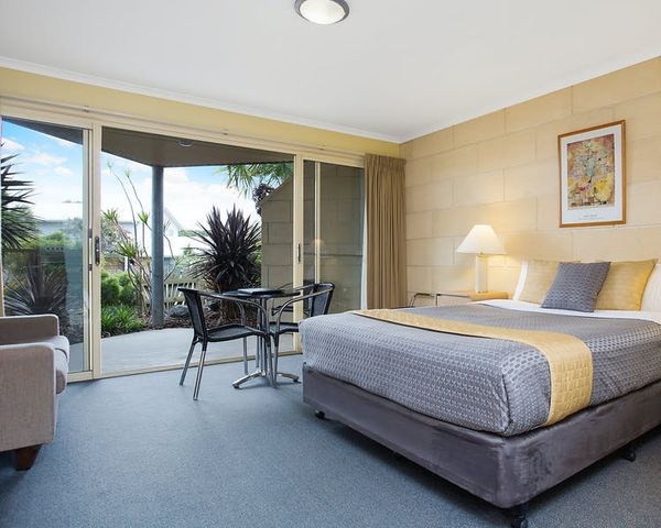 portside motel deluxe queen room