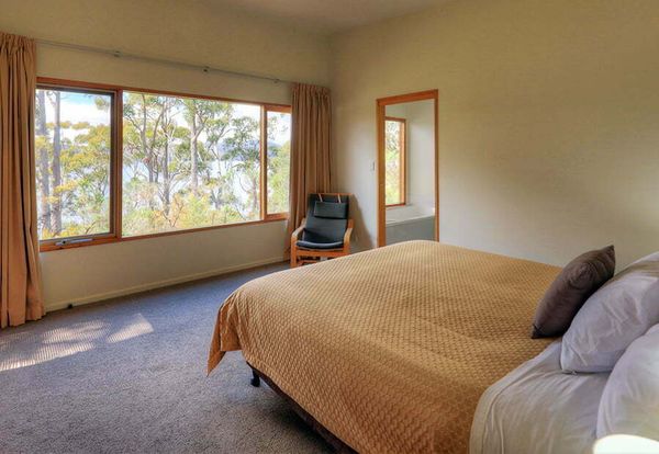 stewarts bay lodge spa chalet bedroom